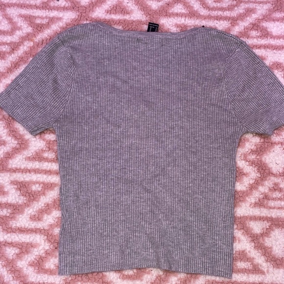 Forever 21: Gray button up crop top - Picture 2 of 5